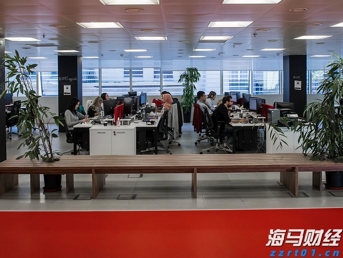 平南警方全力应对春节长假后办证高峰